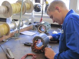 Service für elektrische Maschinen: Arbeit in der Werkstatt