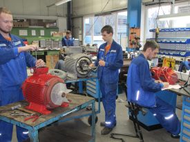 Service für elektrische Maschinen: Einbeck-Mitarbeiter bei der Werkstattarbeit